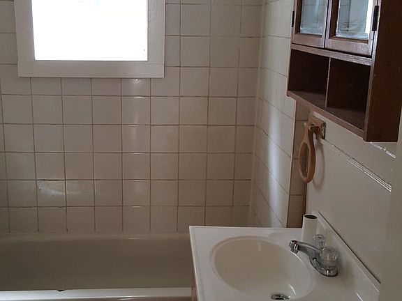 5th image of 173 Blaine Ave