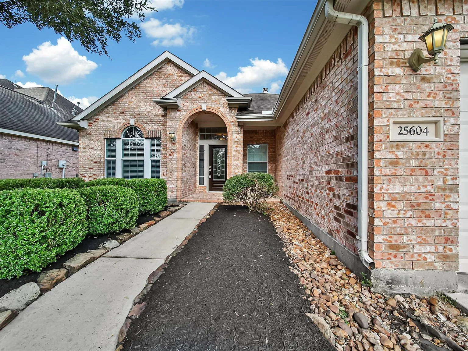 4 bed, 2.0 bath, 2284 sqft, $2,400 — Photo 4