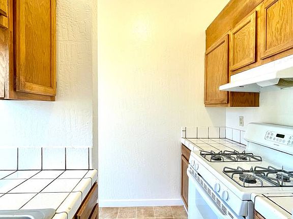 5th image of 558 Waller St #B