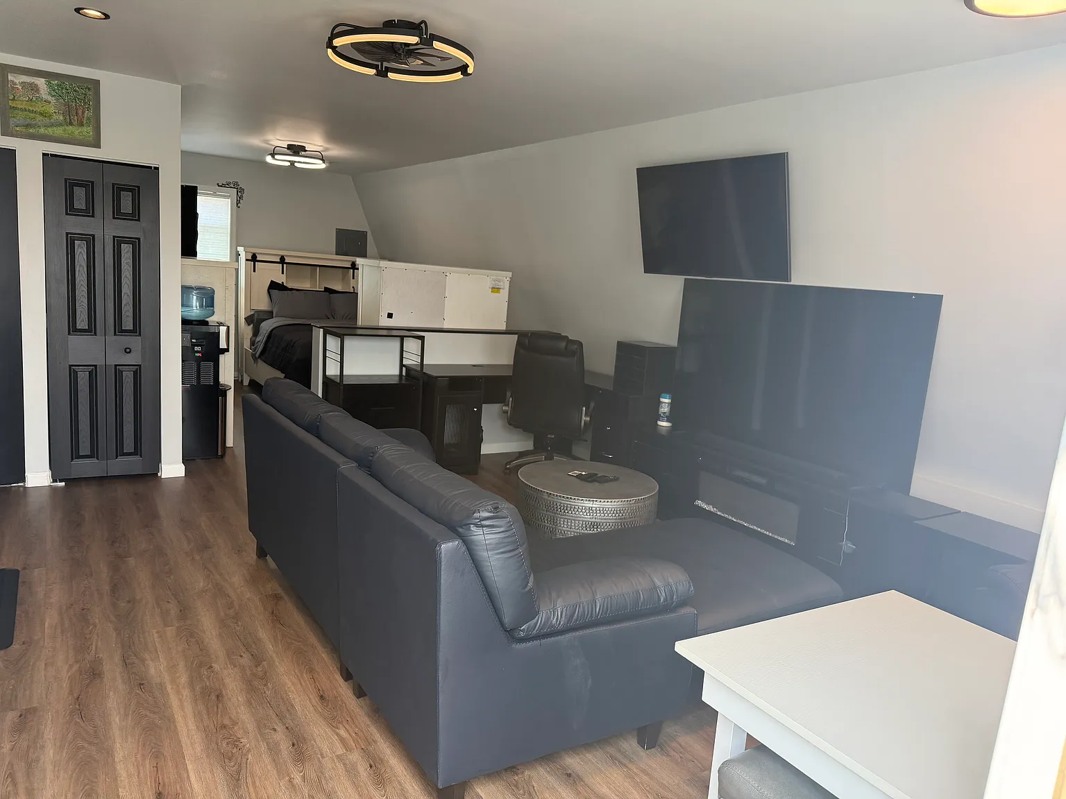 Modern Detached (ADU) Efficiency Apartment — Photo 2