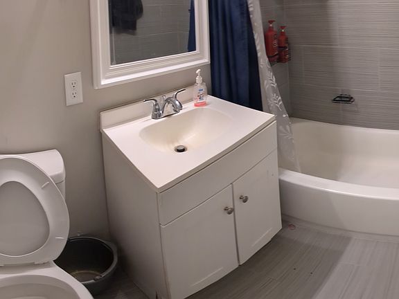 3rd image of 4517 Jade Dr W