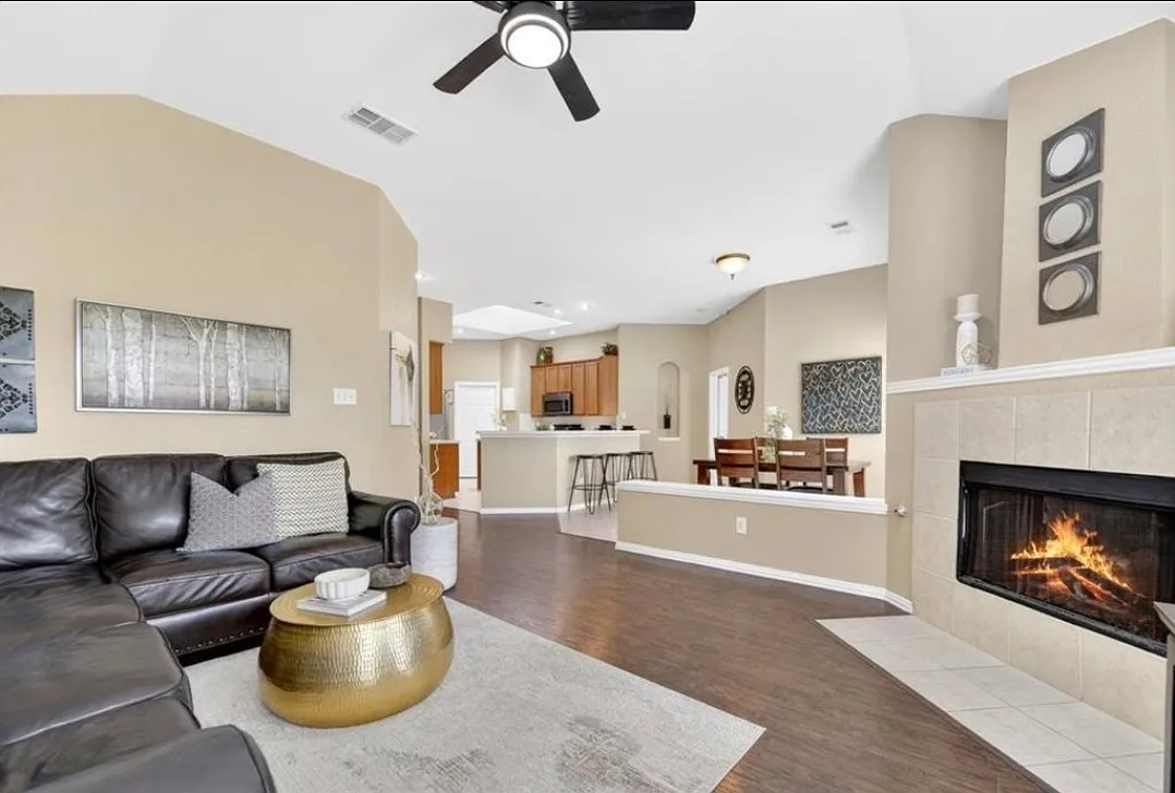 3 bed, 1876 sqft, $2,695 — Photo 3
