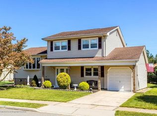 10 Cambridge Dr, Parlin, NJ 08859