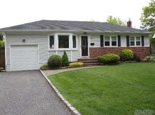 10 Chauser Dr, Greenlawn, NY 11740