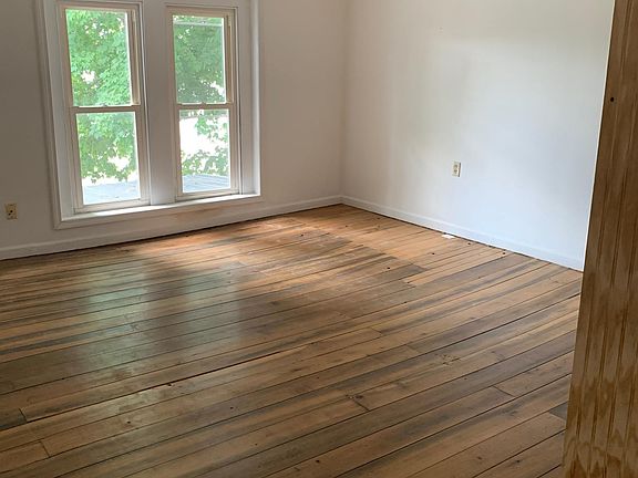 4th image of 112 N Maple St