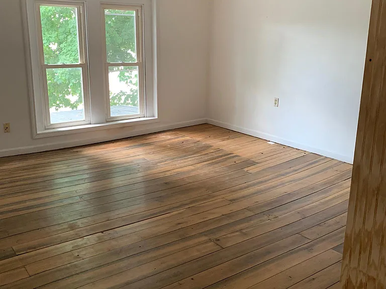 112 N Maple St — Photo 4