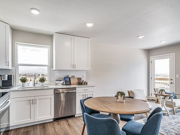 Rand kitchen, dining area
