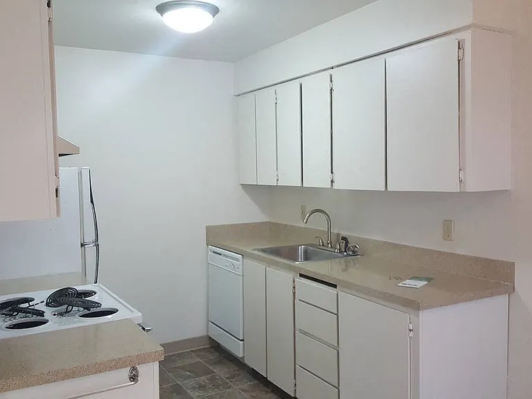 Tristin Square Apartments — Photo 28