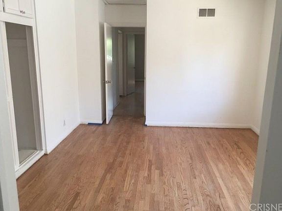 5th image of 6100 Longridge Ave