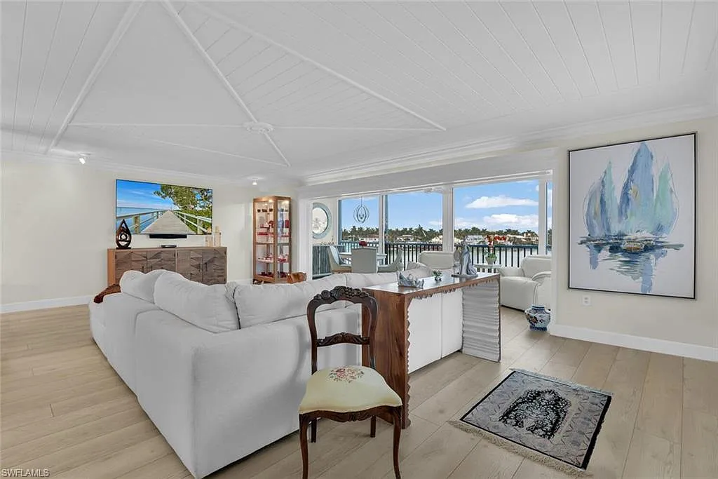2 bed, 3.0 bath, 1924 sqft, $10,000 — Photo 2