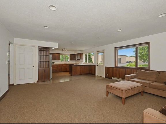 4th image of 718 22nd Ave E