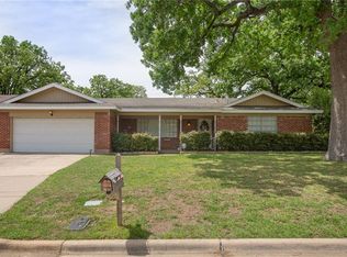 108 Stonegate Ct, Bedford, TX 76022