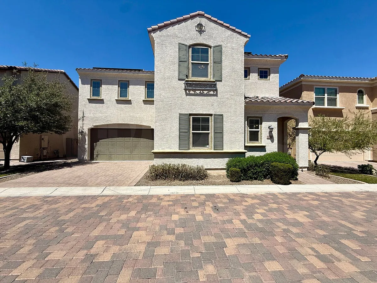 3 bed, 2.5 bath, 2100 sqft, $2,699 — Photo 2