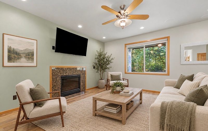 4th image of 272 SW Lakeway Boulevard