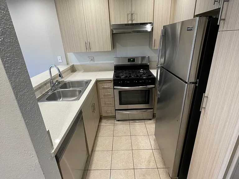 615 W Milford St — Photo 22