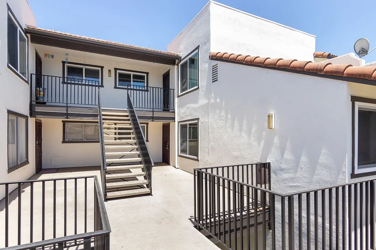 2 bed, 1.0 bath, 896 sqft, $2,600 — Photo 1