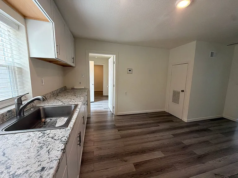 2410 Englewood Ave — Photo 38