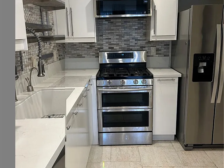 22141 Burbank Blvd #1 — Photo 18