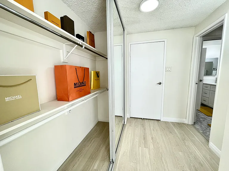 Occidental Towers Apartments — Photo 12