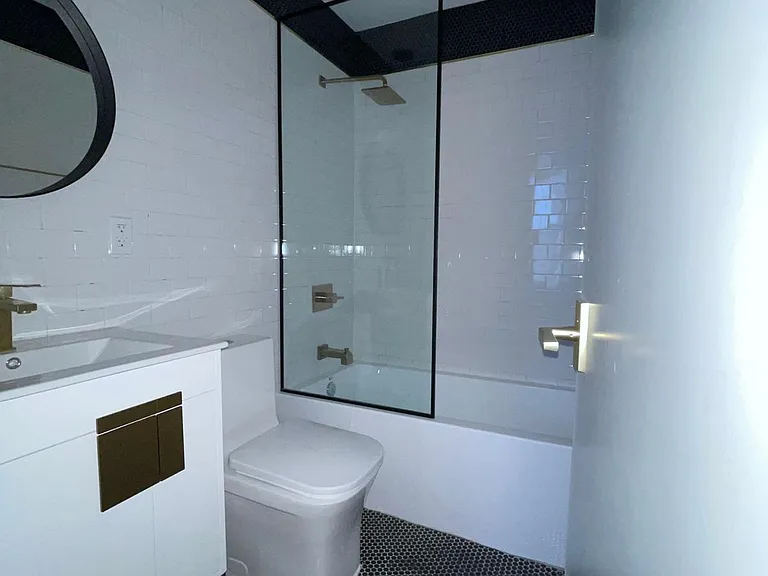 41 Van Wagenen Ave #4L — Photo 6