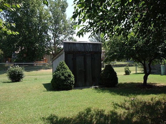 Back yard w/shed