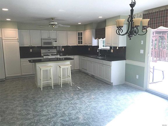 3rd image of 10 Cheryl Dr