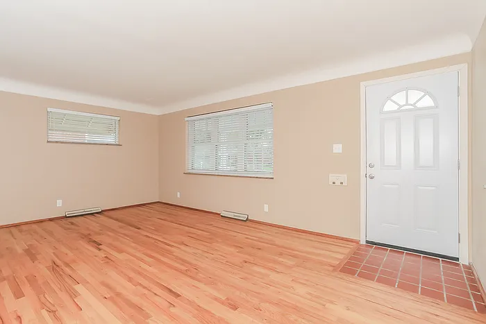 1104 Archland Dr — Photo 2