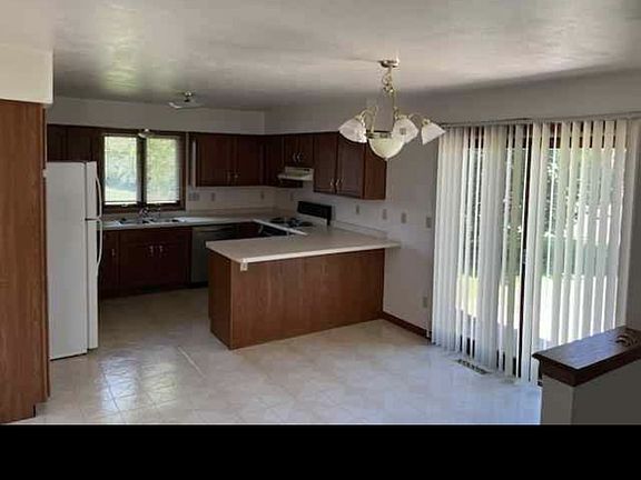 3rd image of 2971 Birch Rd