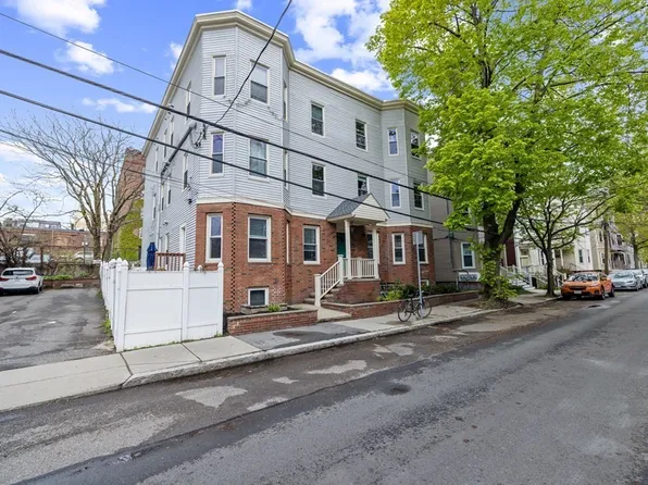 515 Green St APT 4, Cambridge, MA 02139