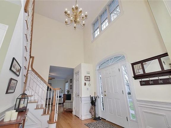 4th image of 63 Colonial Ct