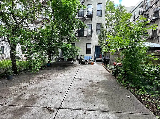 Rented by Tapiro Realty | media 16