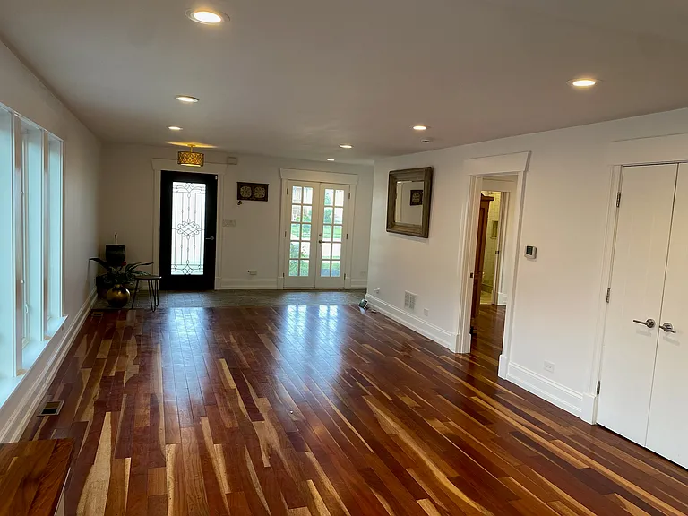 7807 Nagle Ave — Photo 2
