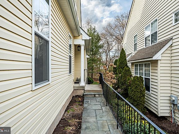 4th image of 110 Potters Pond Dr
