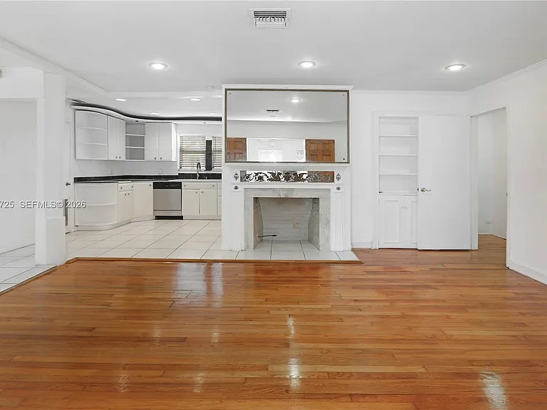 706 S 19th Ave — Photo 4