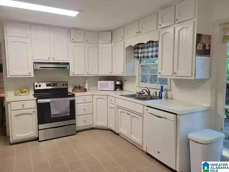 916 Greenbriar Cir — Photo 11