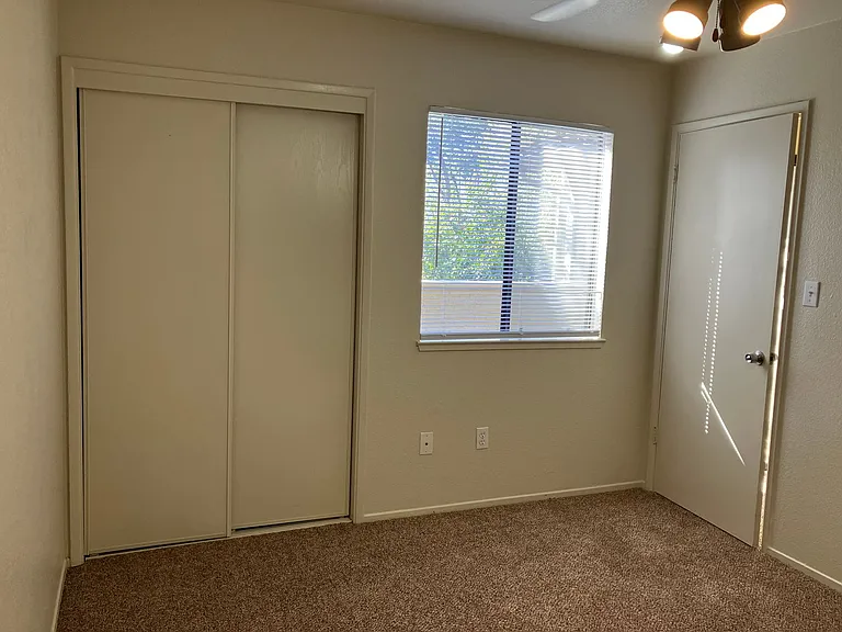 1244 W Roseburg Ave #D — Photo 7