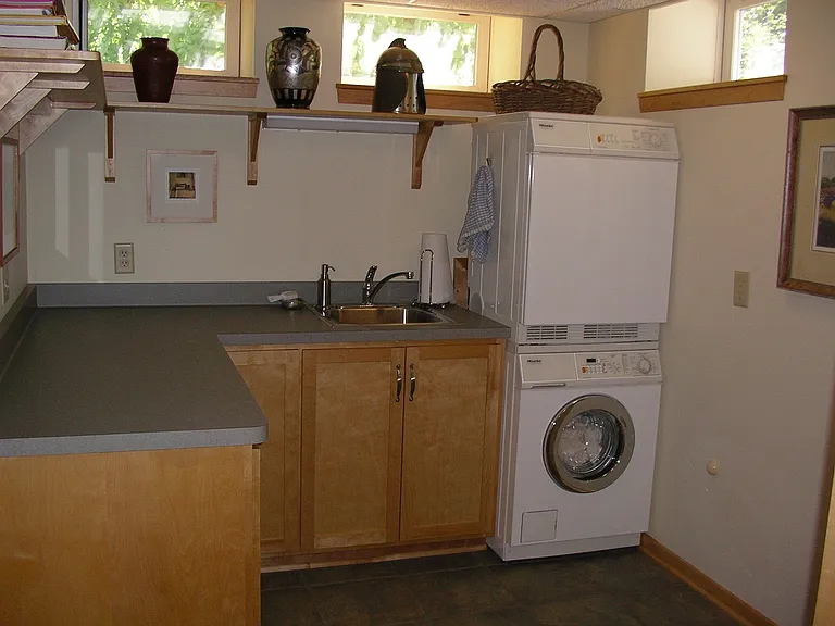 2261 Scudder St — Photo 8