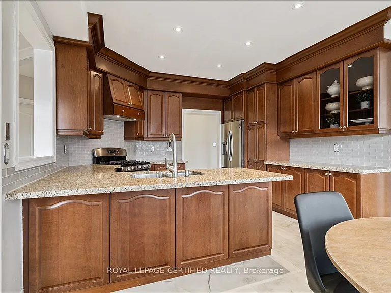 2523 Highmount Cres — Photo 15