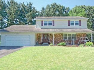 18 Longwood Dr, Loudonville, NY 12211