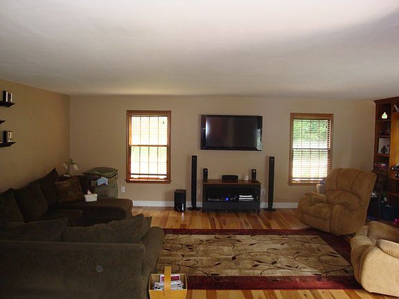 SPACIOUS LIVING ROOM