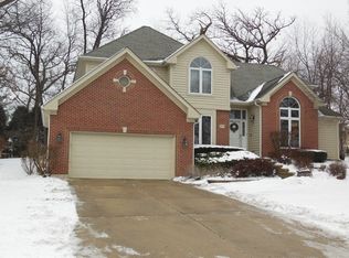 977 Acorn Hill Ln, West Chicago, IL 60185