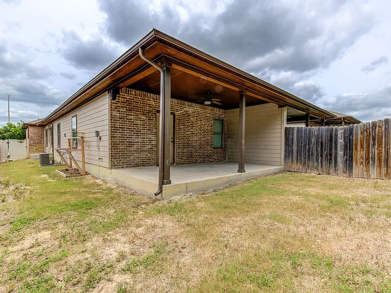 1042 Carolyn Cv — Photo 17