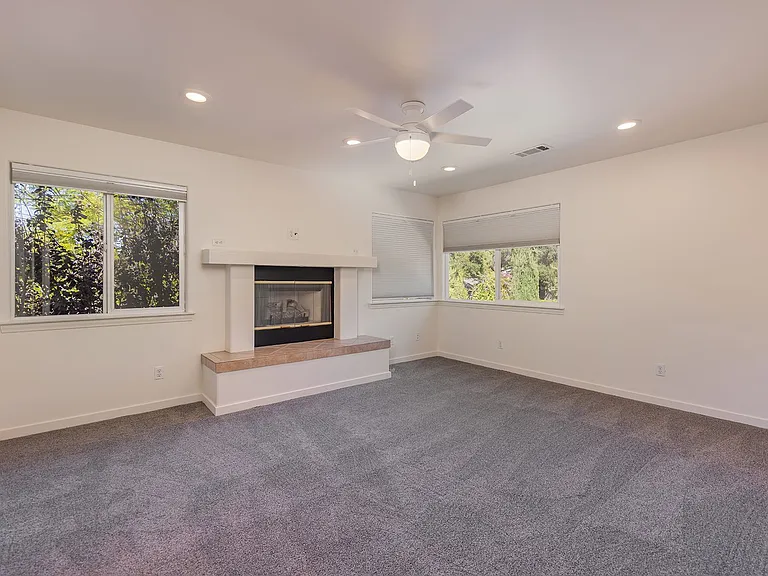 304 El Conejo Dr — Photo 9