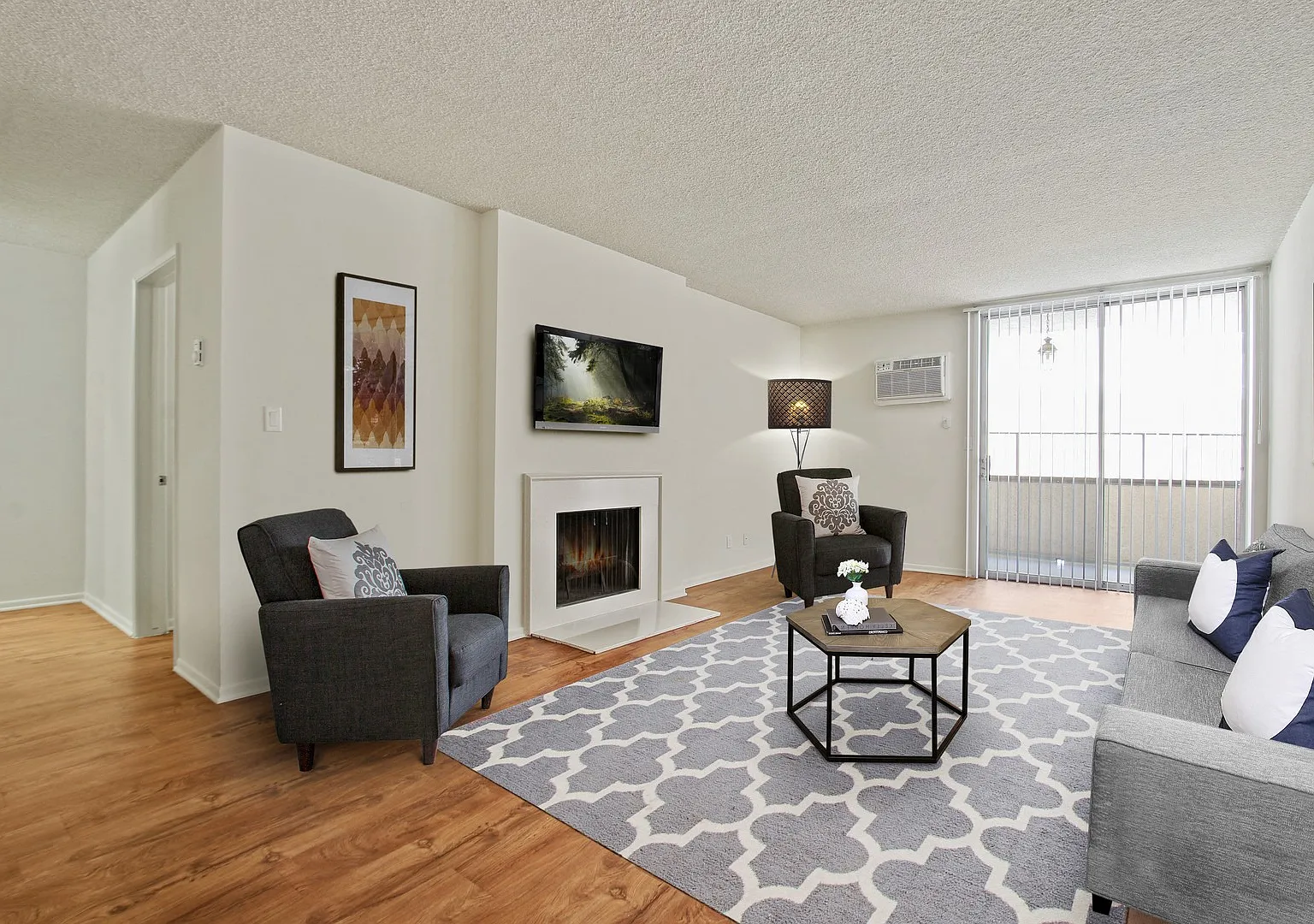 1342 Wellesley Ave — Photo 3