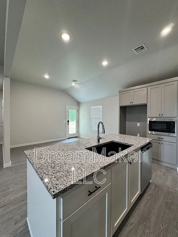 4 bed, 2.0 bath, 1742 sqft, $2,195 — Photo 4