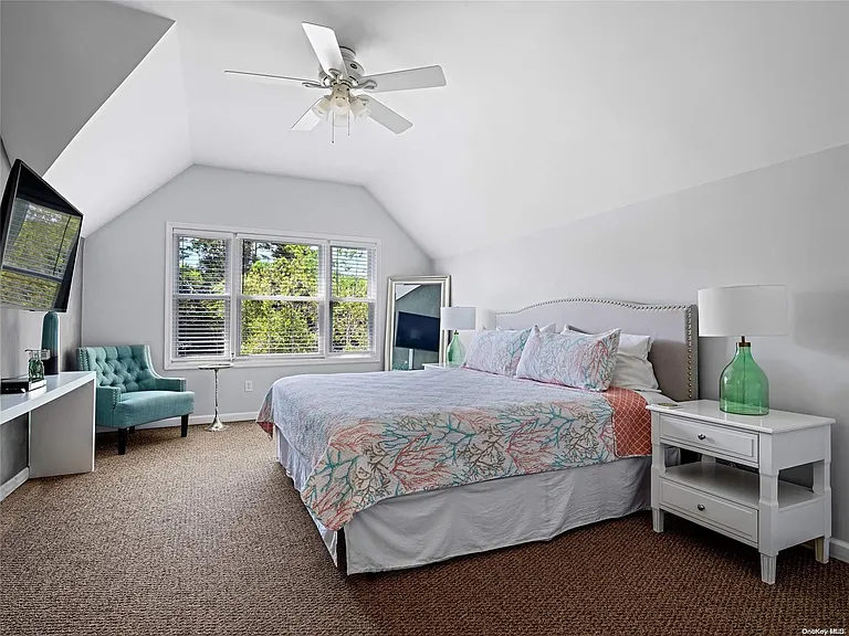 4 White Ln — Photo 11