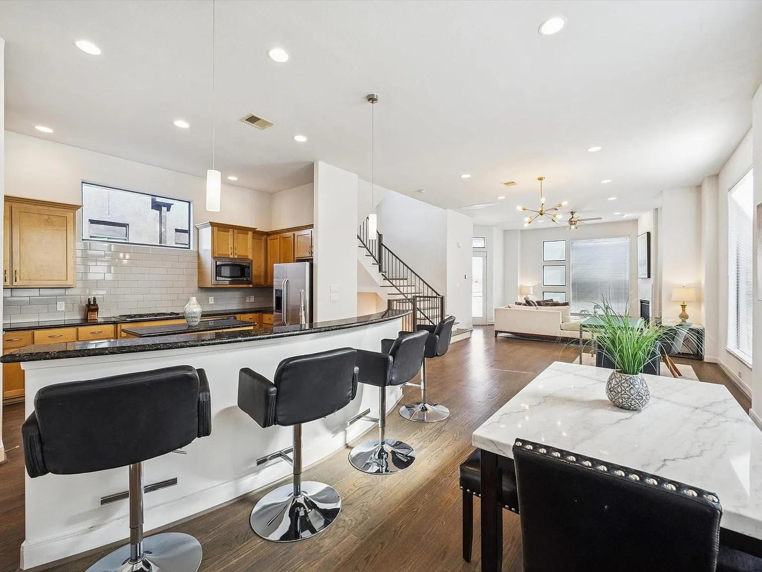 3 bed, 3.5 bath, 2632 sqft, $4,000 — Photo 2