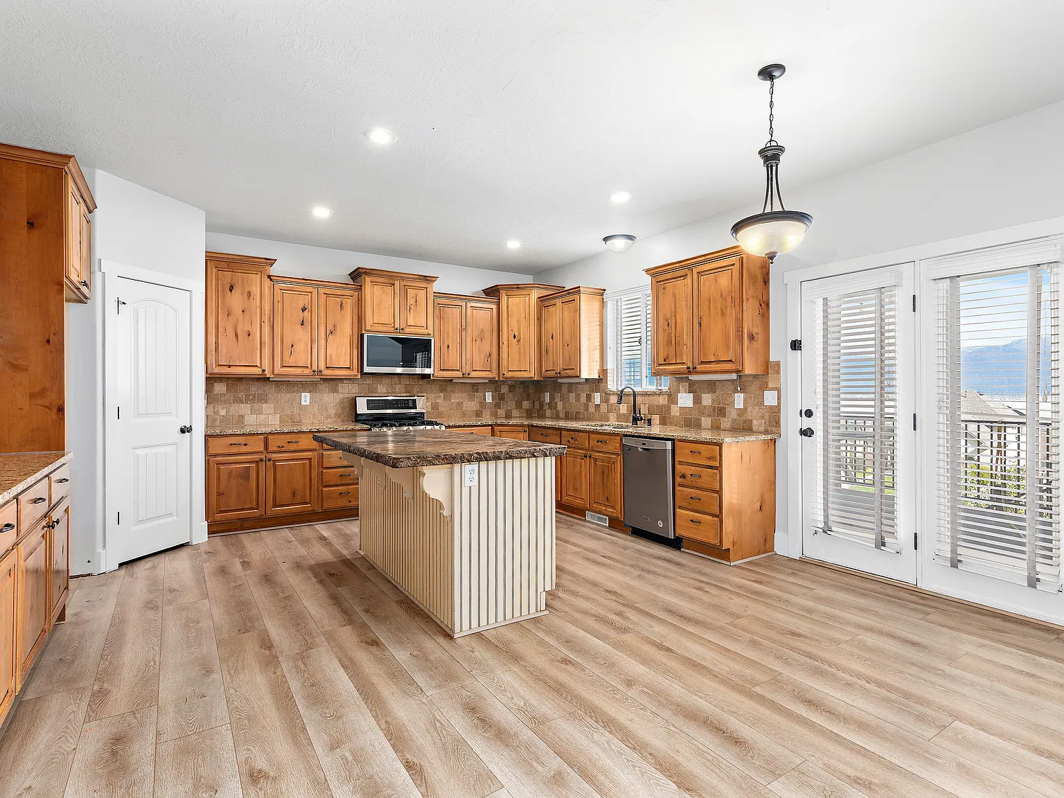 8 bed, 5800 sqft, $5,300 — Photo 4
