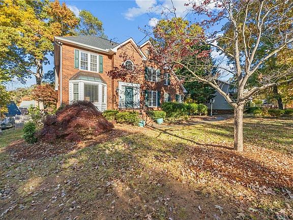 3rd image of 280 Birchridge Dr