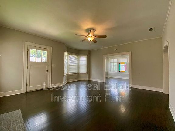 3rd image of 819 Linden St